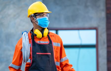 Ontario outdoor workers stay home, others mask up amid wildfire smoke