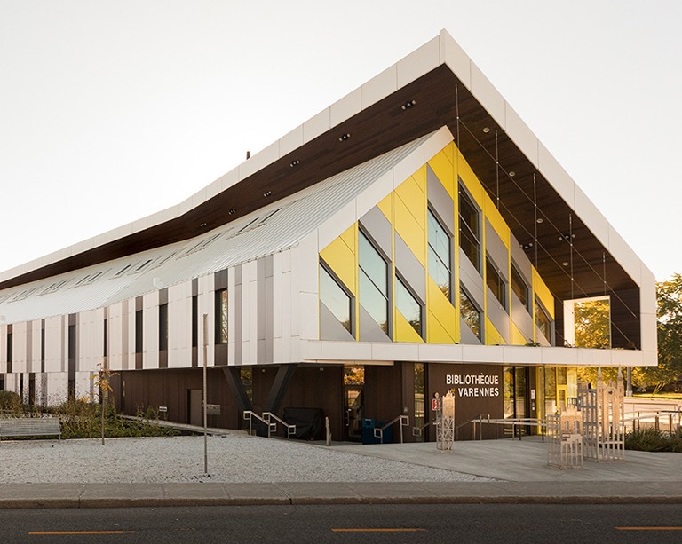 Net-zero smart building with integrated solar and energy systems