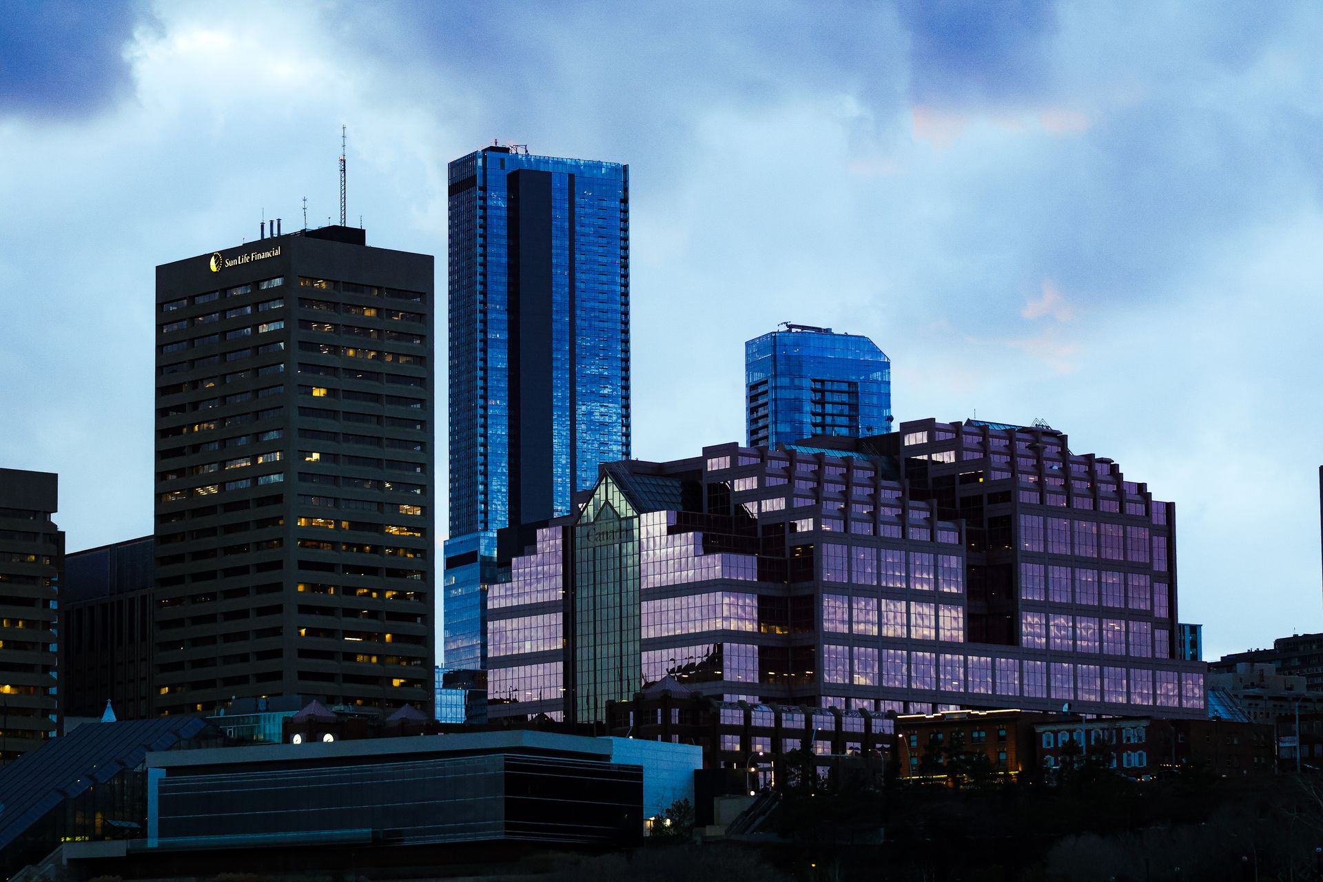 Canadian housing market data reflecting price trends and rate policy